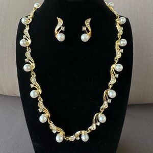 NWOT Elegant Gold and Pearl Costume Jewelry Set